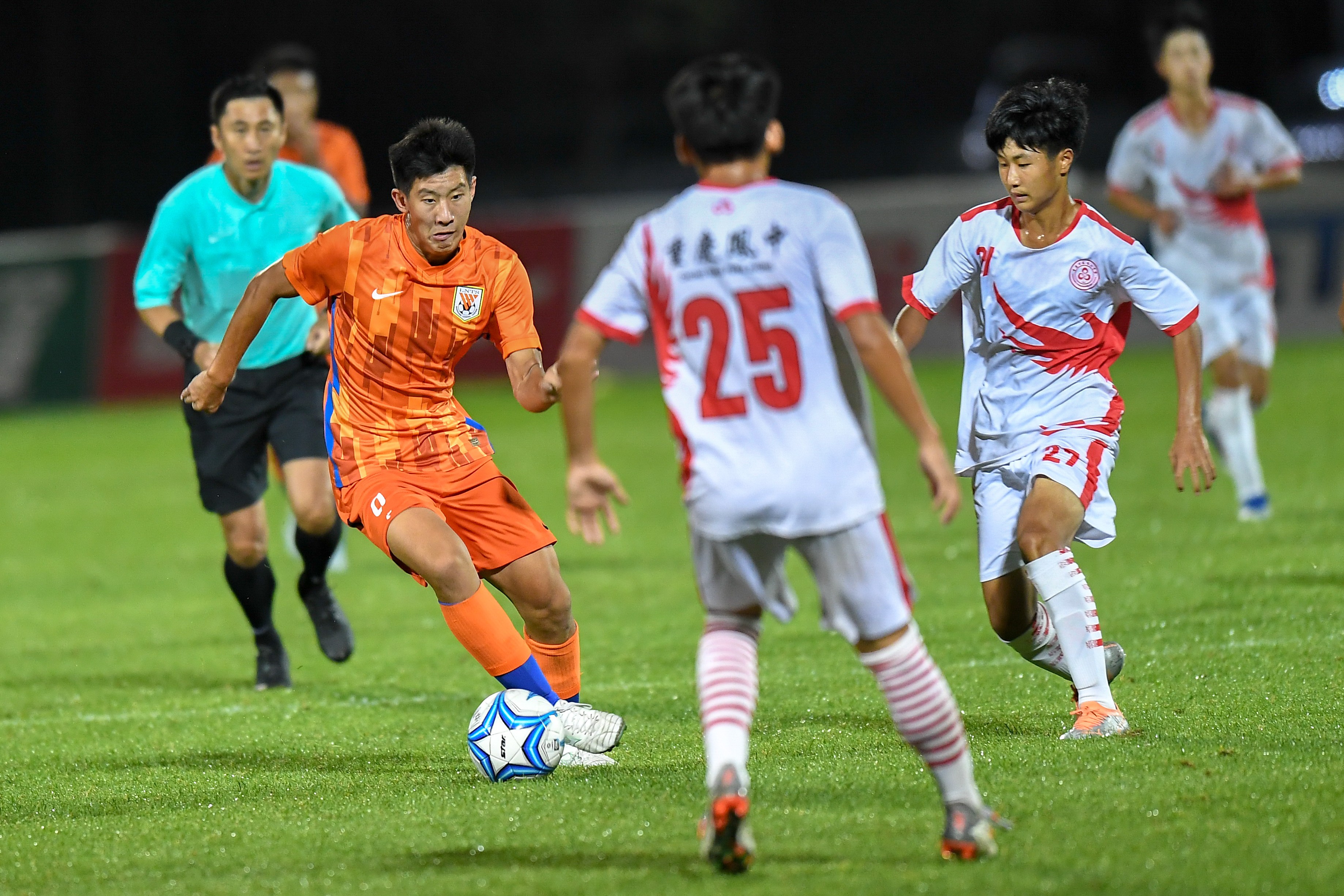 热血足球赛事再度开启,球员斗志昂扬的简单介绍 热血足球赛事再度开启,球员斗志昂扬的简单介绍