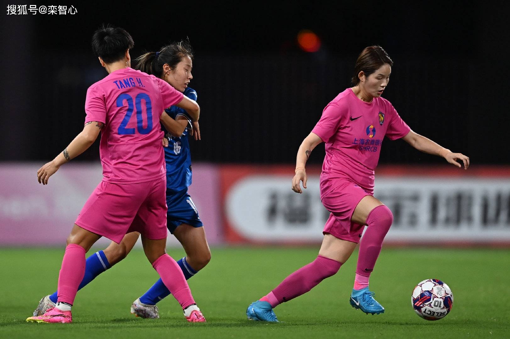 开云官网-纵横赛场！女足队员速度突破，彰显凌厉实力