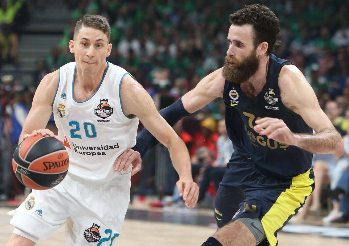 格拉纳达客场大胜，喜获关键三分