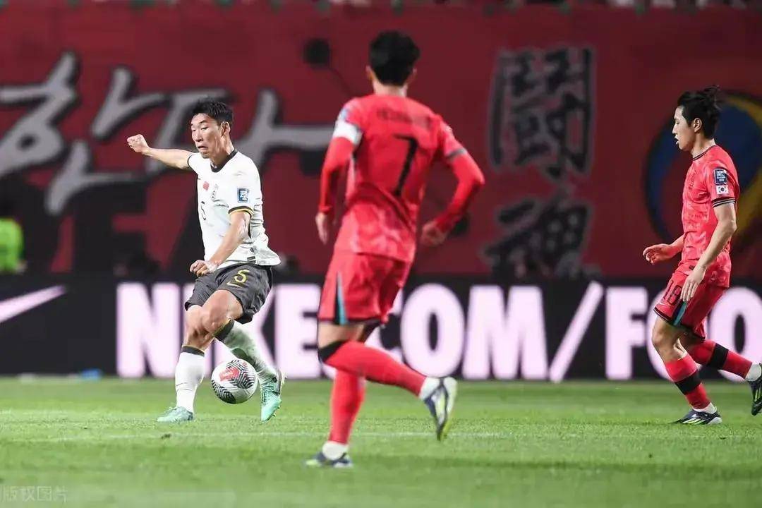 开云官网-东亚足球赛事中的一场重要比赛即将进行