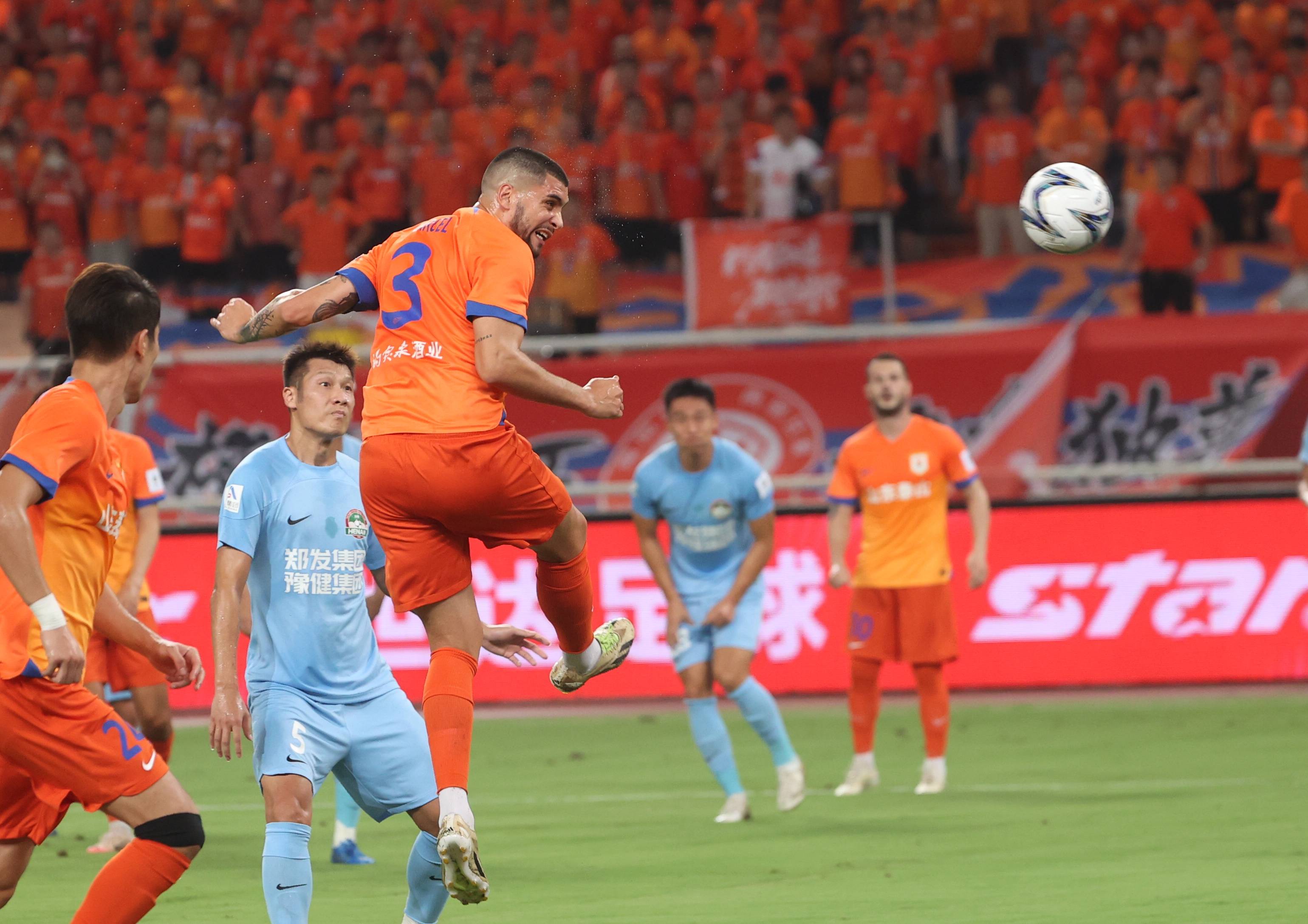 东亚足球赛事中的一场重要比赛即将进行