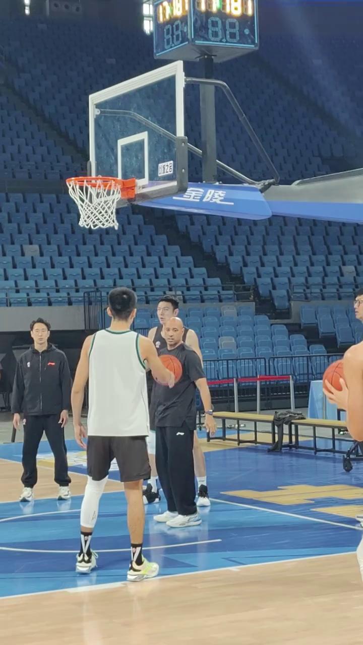 小个子大手笔!朱彦西领衔首钢夺魁 小个子大手笔!朱彦西领衔首钢夺魁