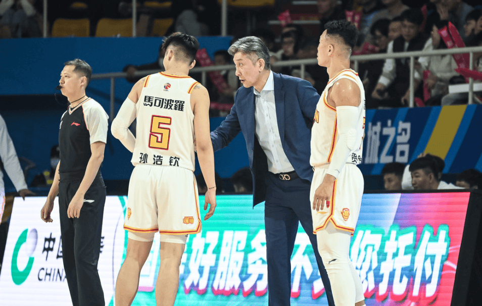 球星篮球教练开设全球巡回训练营，吸引球迷参加的简单介绍