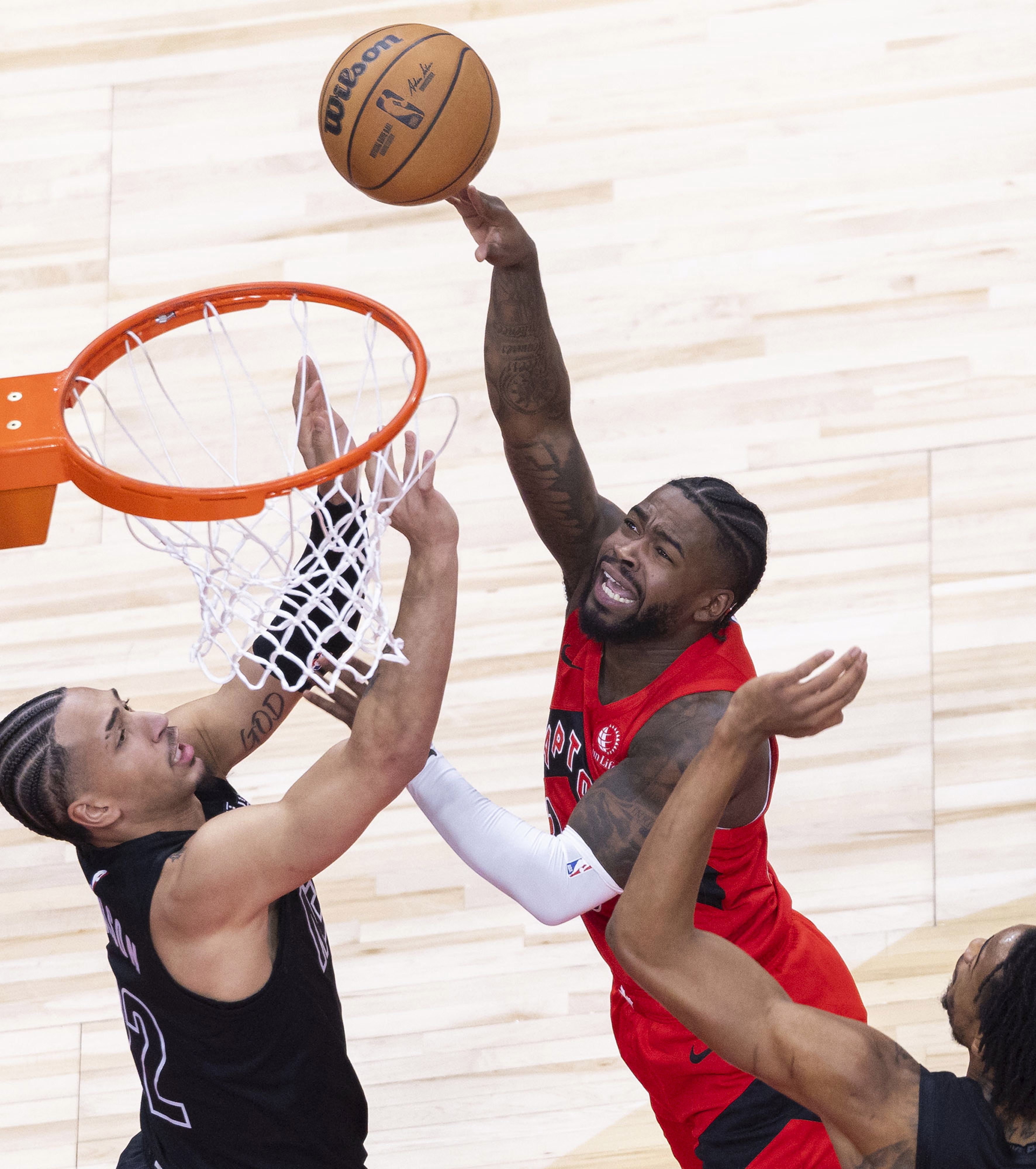 开云体育入口-猛龙队在主场击败老鹰，止步连败