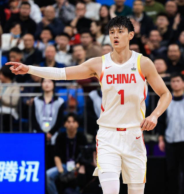 开云体育登录-年轻球员崭露头角，CBA比赛沸腾全场