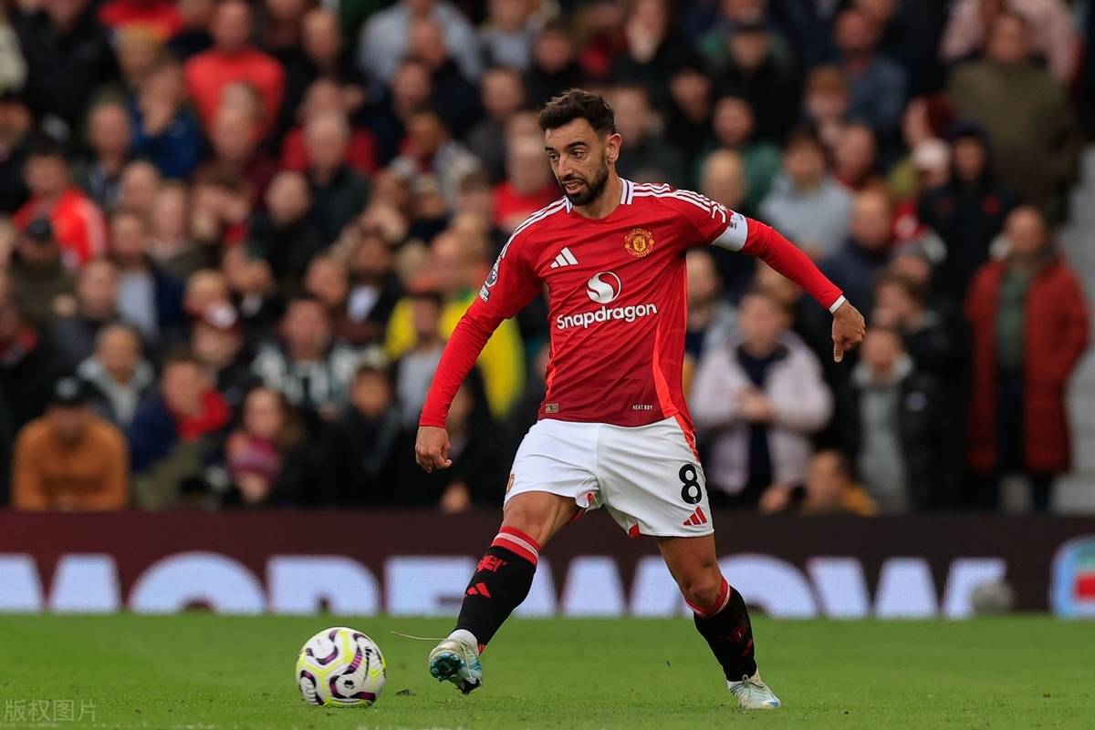 曼联队后卫因犯规被红牌罚下，队伍陷入不利的简单介绍