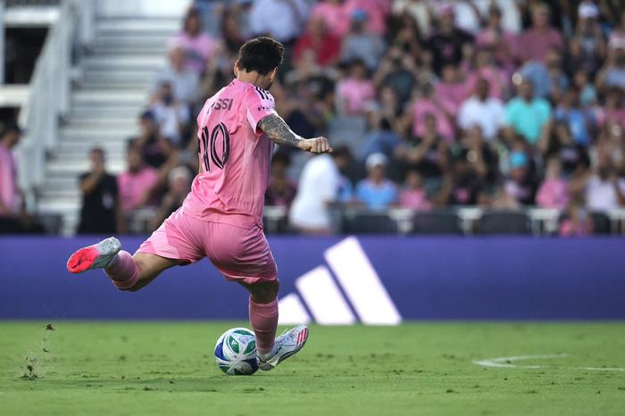 梅西梅开二度，巴萨豪取三分