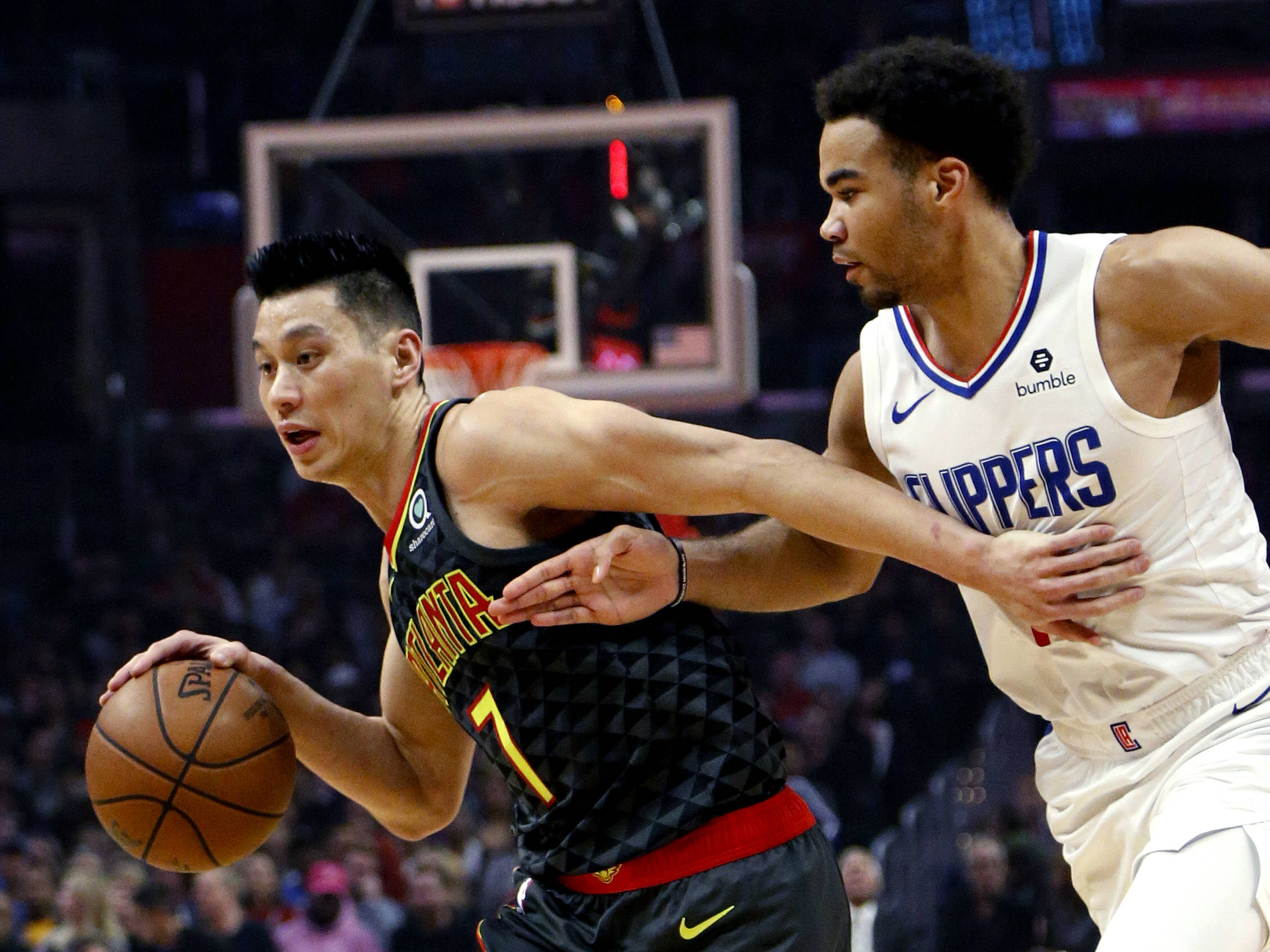 快船主场大胜老鹰，保持不败