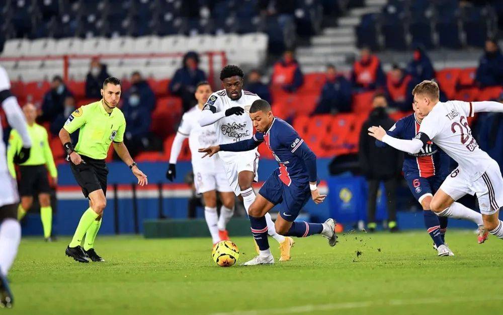 开云体育登录-摩纳哥球员接受训练备战欧冠比赛