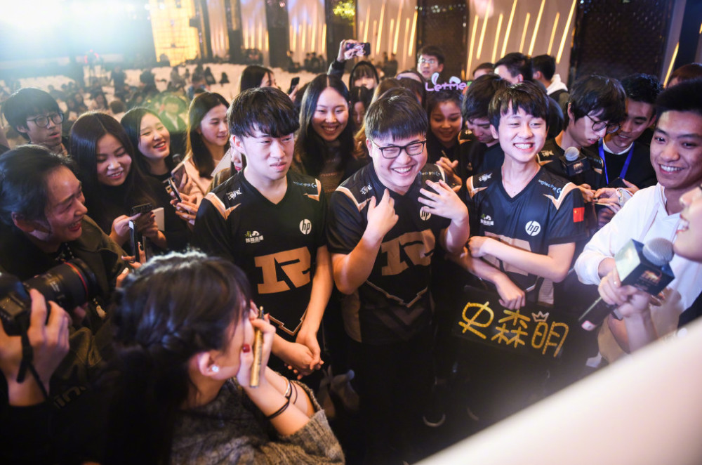 G2碾压EDG,Uzi成为全场焦点淘汰赛2:0(洛杉矶) G2碾压EDG,Uzi成为全场焦点淘汰赛2:0(洛杉矶)