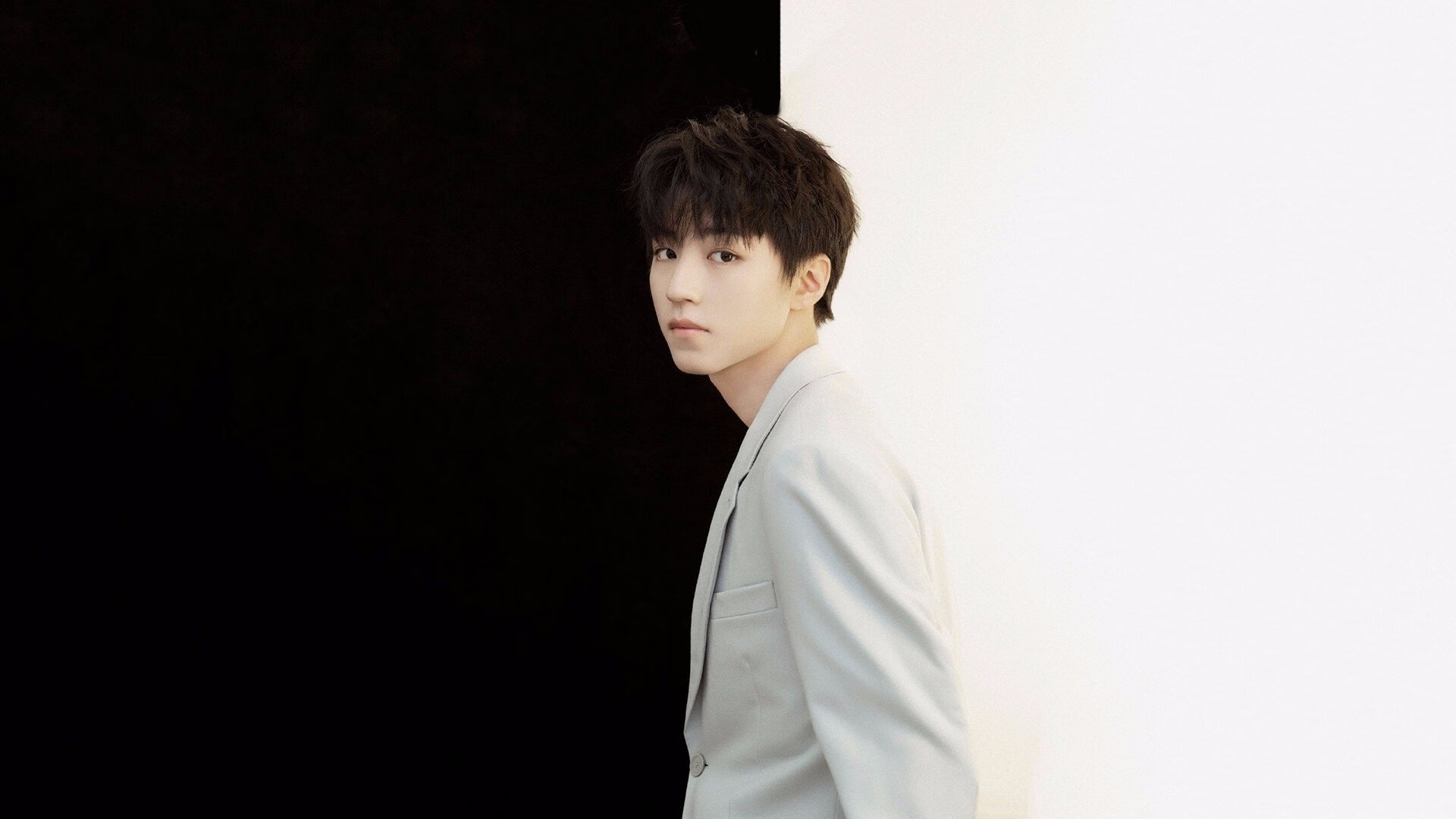 开云APP-铁血猛龙破冰前行，巨星布克照亮赛场